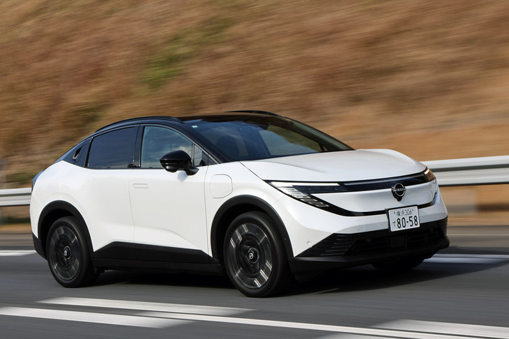 新型「リーフ」には「e-Pedal」と呼ばれる、いわゆるワンペダル機構が備わるが、アクセルオフでも車両の完全停止には至らない。発進時には、ブレーキを離せばクリープ現象が働く。