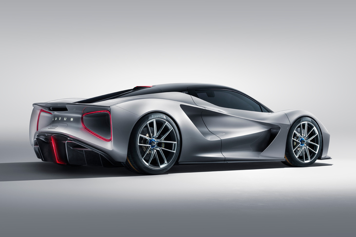 システム最高出力は2000PS、同最大トルクは1700N・mを標榜（ひょうぼう）する「エヴァイヤ」。0-100km/h加速は3秒以下、最高速度320km/h以上とされている。