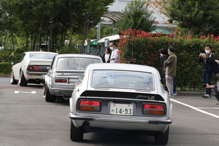イベント終了後、再会を約して退出する参加車両。