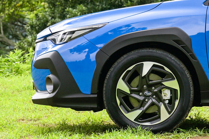 「クロストレック」に限らず、フロントに水平対向エンジンを縦置きで搭載するスバル車は、オーバーハングが長くなりがち。イカツいクラッディングや樹脂装飾は、それを緩和する役割を果たしているのだ。