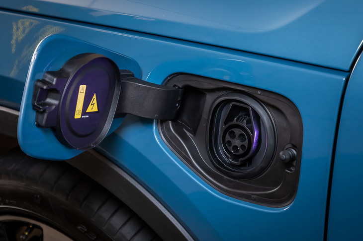 左のフロントフェンダーに、普通充電用ポートを設置。普通充電では空の状態から満充電まで11kWで約8時間、6kWで約13時間かかる。