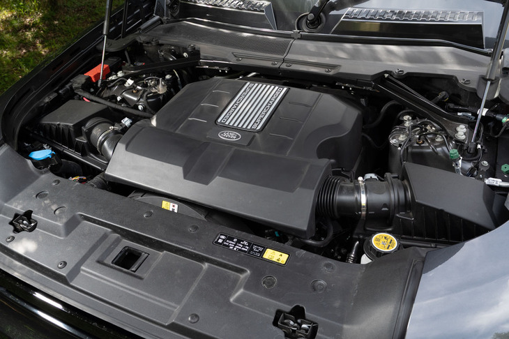 「V8 P500」に搭載される、スーパーチャージャー付きの5リッターV8エンジン。500PSの最高出力と610N・mの最大トルクを発生する。