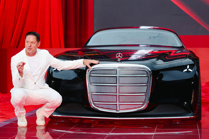 メルセデス・ベンツのコンセプトモデル「ビジョン アイコニック」とゴードン・ワグナー氏。2025年10月、中国・上海にて。