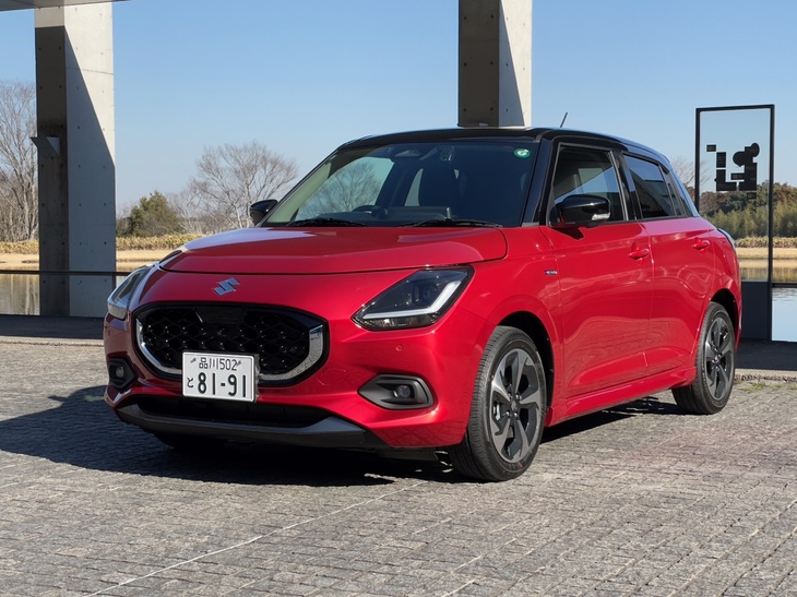 ボディーサイズは先代からほとんど変わっておらず、ホイールベースもそのままで、相変わらず5ナンバーサイズに収まる新型「スイフト」。チーフエンジニアも引き続き小堀さんが務めている。