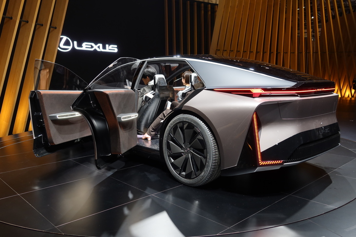 レクサスLF-ZC