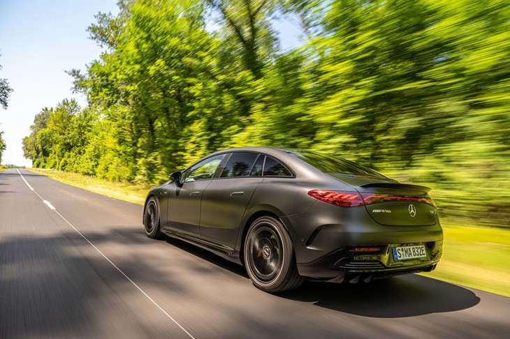 「メルセデスAMG EQE53 4MATIC＋」の0-100km/h加速タイムは、高性能スポーツカー並みの3.5秒。「AMGダイナミックプラスパッケージ」（オプション）を選択すると3.3秒にまで短縮される。