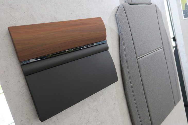 インテリアはウッド調の装飾パネルにブラックの内装色の組み合わせとなる。