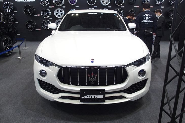 SUV用の新製品「SHALLEN RF1／RF2」の22インチホイールが装着された「マセラティ・レヴァンテ」。