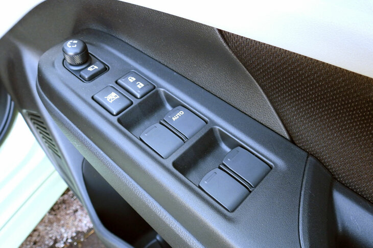 スズキ・スイフト ハイブリッドMZ（フロントドアコンソール）