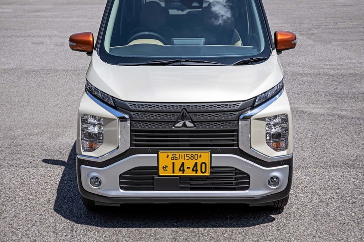 三菱各車に用いられるフロントデザインコンセプト「ダイナミックシールド」を採用する「eKクロス」。押し出し感満点の派手なフロントマスクが目を引く。