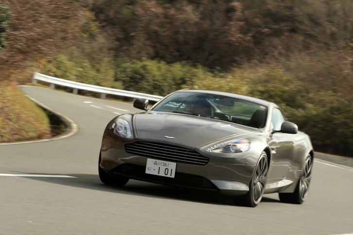 
	サスペンション形式は前後ともにダブルウイッシュボーン。「ノーマル」「スポーツ」「トラック（サーキット）」の3種類のモードを備えた「3ステージ・アダプティブ・ダンピング・システム（ADS）」を装備している。
	