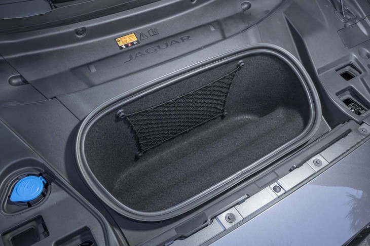 フロントにも27リッターのラゲッジスペースが確保される。フロントアクスル用のモーターは、その奥に搭載されている。