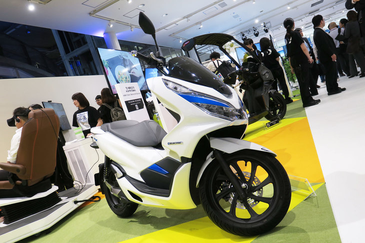 ホンダの「PCXエレクトリック」は、車名の通り「PCX」のEVバージョンである。