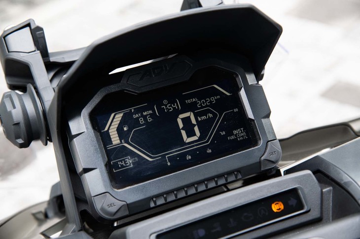 液晶メーターは表示効率を重視し、スクエアなデザインが採用されている。