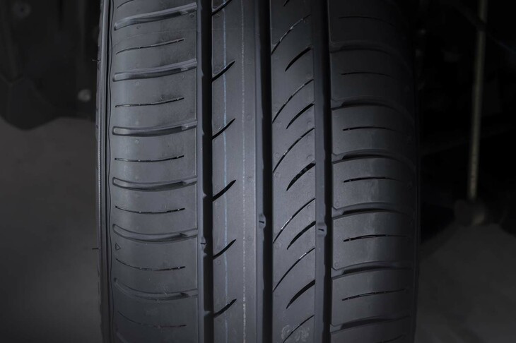 トレッドはコーナーでの安定性を高めるとともに偏摩耗を抑制する非対称パターン。高い排水性を予感させるワイドなストレートグルーブも見逃せない。