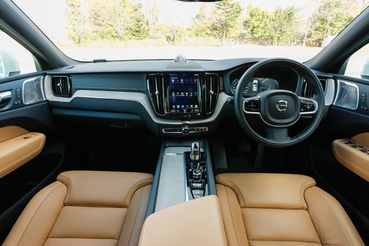 「T8」のインテリア。流木をモチーフとしたリアルウッドや質感の高いメタル素材をあしらうなど、北欧のクラフトマンシップが随所に見てとれる。