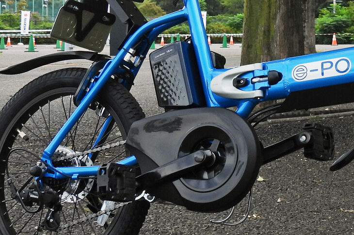 「e-PO」のキモであるモーターとバッテリー。同車のハードウエアは基本的にパナソニック製で、制御の調律などをスズキが行っている。