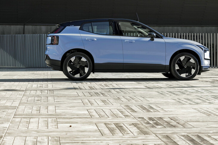 「ボルボEX30」の日本でのデリバリーは、2024年2月に開始される予定。　
	渕野「今はまだ屋内でしかEX30を見られていないので、外を走る姿を見られるのが楽しみですね」