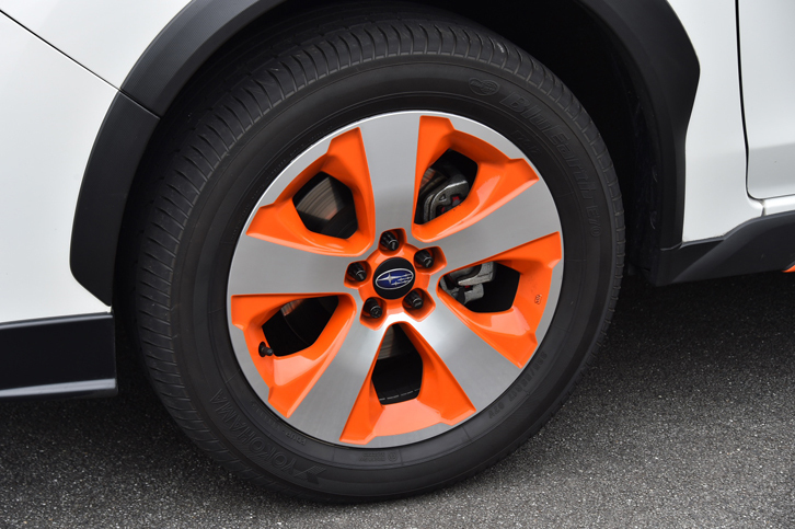 オレンジアクセント入りの専用アルミホイール。サイズは前後とも17インチ。