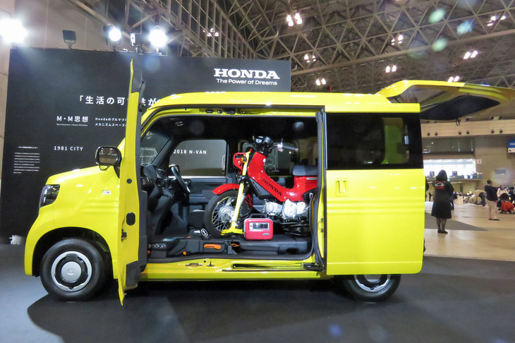 2019年のオートモビル カウンシルより、「クロスカブ110」を積み込んだ軽ワンボックスの「N-VAN」。「アクティ」と「ハンターカブ」の組み合わせなら、より大胆な冒険が楽しめるはず。