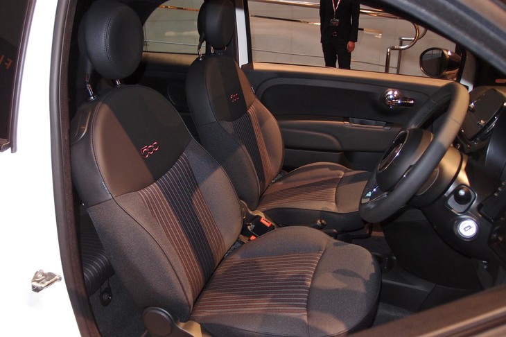 ファブリックシートは、縦ストライプが特徴。