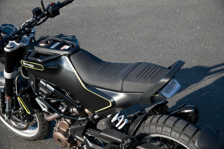 シート高は835mm。400ccクラスのモデルでありながら、より大型の「ヤマハXSR700」や「スズキVストローム650」などと同じ高さだ。