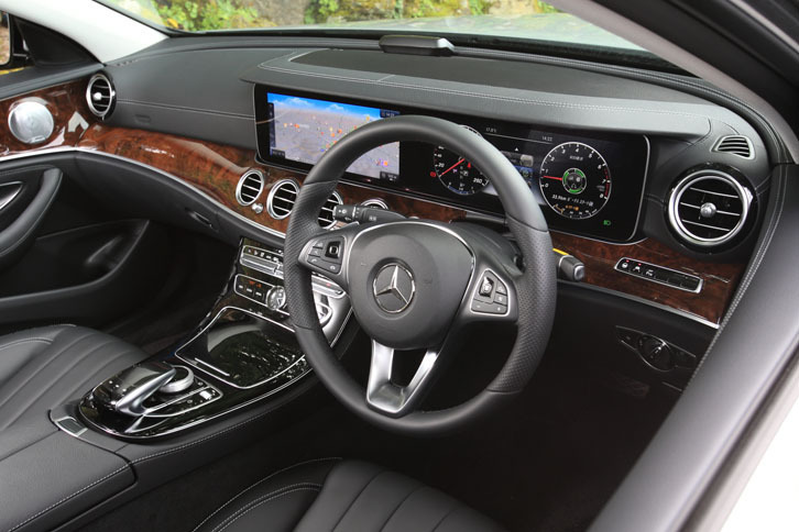 水平基調のデザインが採用されたインテリア。「E400 4MATICエクスクルーシブ」には、ウォールナットブラウンウッドのインテリアトリムが組み合わされる。