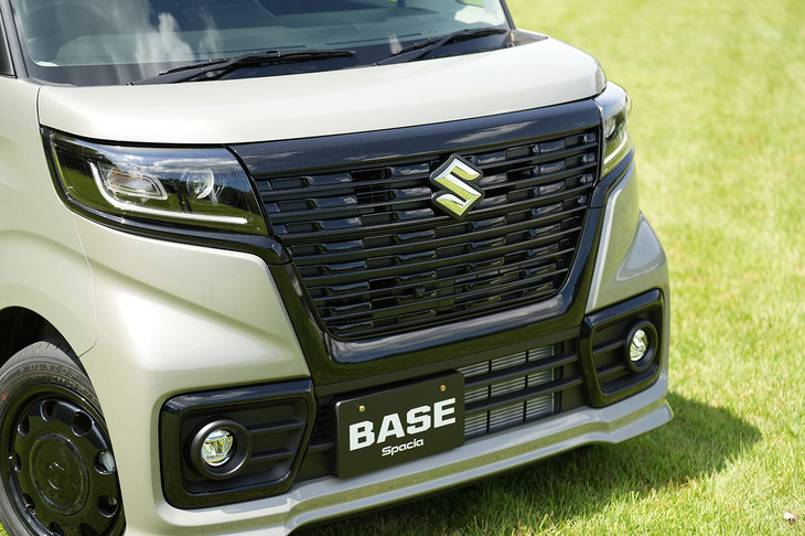 フロントグリルなどをブラックパールでペイントすることで道具感を演出。ただのブラックではなくパールとしたところがスズキのこだわりポイントだ。