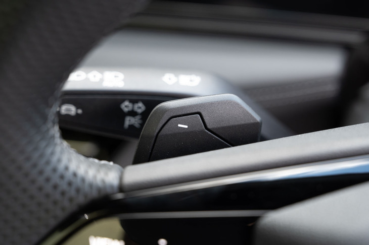 回生ブレーキの強さは、通常は0m/s2（コースティング）からー1.5m/s2の間で自動制御される。シフトパドルの操作によって0m/s2、ー0.6m/s2、ー1.5m/s2、と段階的に調整することもでき、さらにー2.5m/s2でクリープもない、完全なワンペダル走行も可能となっている。