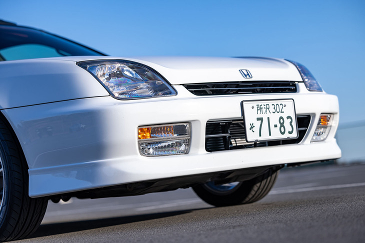 1996年に3万2400円で販売された純正アクセサリーの「ロアスカート（フロント）」を装着した5代目「プレリュードSiR」。今回の試乗車では見られなかったが、フロントフード後端に取り付ける「ボンネットスポイラー」も4万3200円で用意されていた。