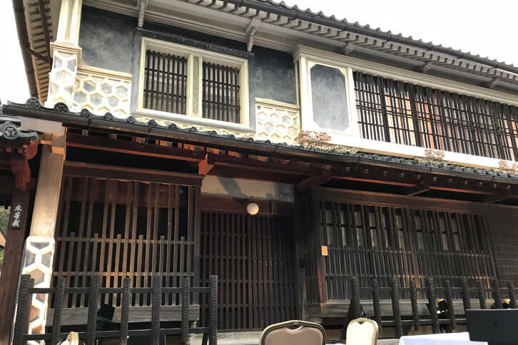 本芳我家住宅。今回のダイニングアウトは、この建物に面した通りで開催された。