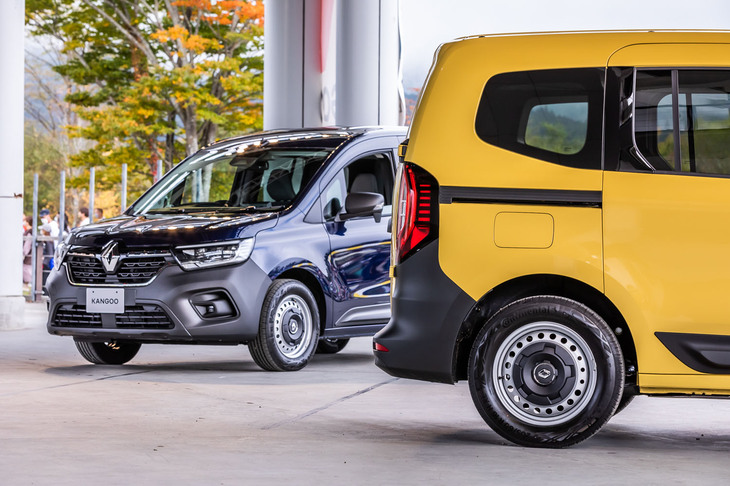 「ブルーソーダライトM」の外装色をまとった新型「カングー」（写真左）と「ジョンアグリュム」と呼ばれるイエローの外装色をまとった車両（写真右）。