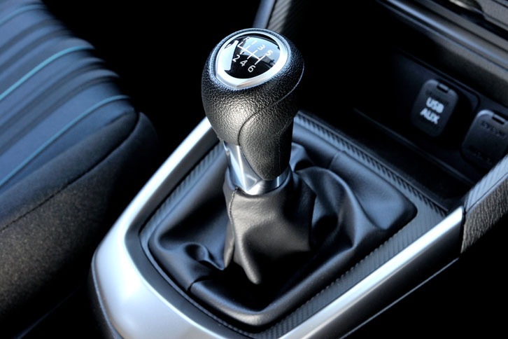 トランスミッションは6段MT。ちなみに、1.3リッターガソリンエンジン搭載の「13S」には5段MTが組み合わされる。