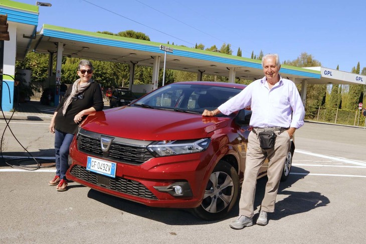 「ダチア・サンデロ」とオーナーであるマルチェッラ＆サンドロ・デル・パスクワ夫妻。