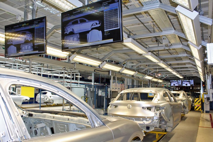 場内では、大型のモニターや液晶のパネル類も多く見られる。組み立て作業の進捗（しんちょく）状況は、各作業員の持つ端末（タブレット、スマートフォン、スマートウオッチ）を介して徹底管理されている。