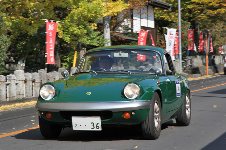 リトラクタブルライトを点灯させた「ロータス・エランS3フィクスドヘッドクーペ」。