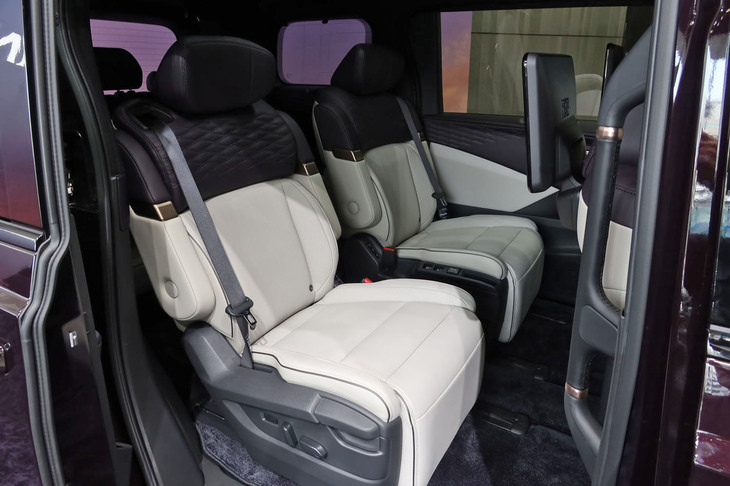 乗車定員は2-2-3人の計7人で、2列目は独立型のキャプテンシートのみ。2列目シートについては、シートバック全体に加えて上部のみでもリクライニング可能な中折れタイプとなっている。
