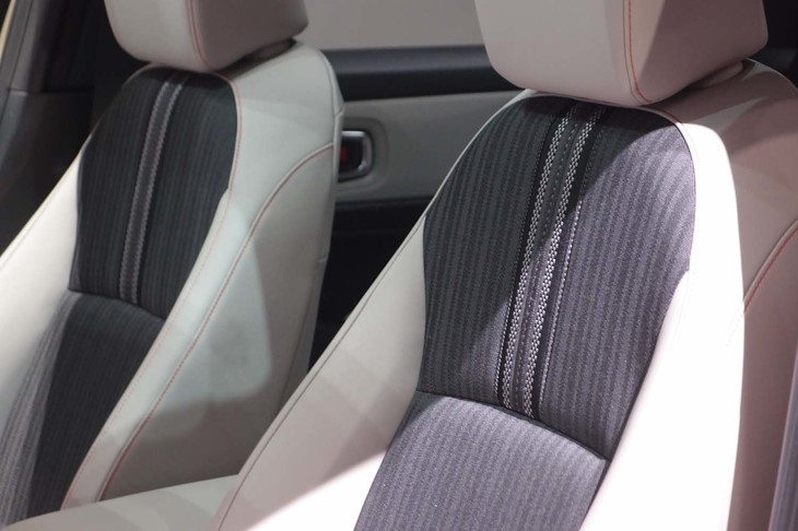 ホンダ・ヴェゼルe：HEV PLaY（フロントシートの背もたれ）