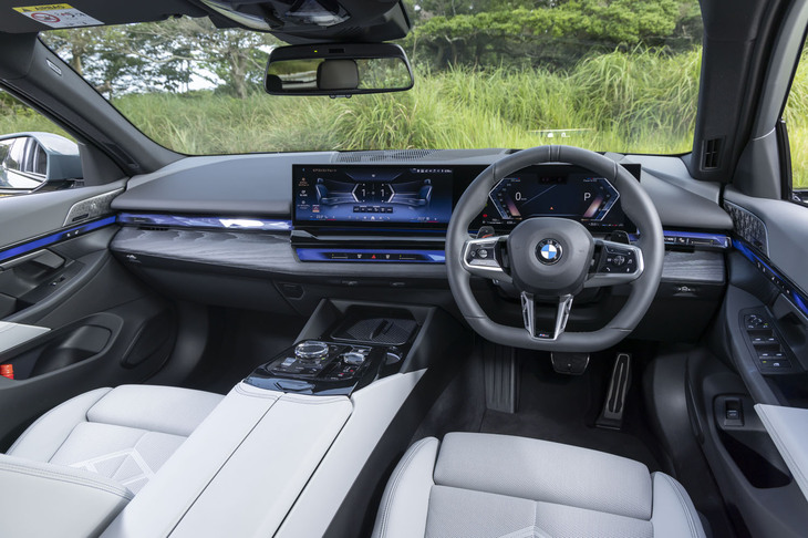 インテリアの仕立ては少し簡素な「7シリーズ」といった趣で、ラグジュアリーさとBMWらしいスポーティーさを高度に両立。アンビエントライト内蔵のきらびやかなクリスタルバーが目を引く。