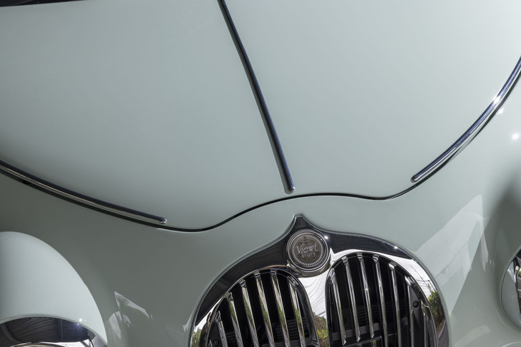 ボンネットのふちとセンターにはメッキのモールがあしらわれている。