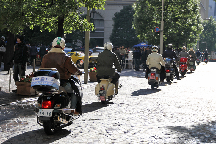 毎年、コッパ ディ 東京と同日に開かれているベスパ＆ランブレッタRUNの参加車両が、ゴールイン後の汐留西公園を訪れるのも恒例となっている。