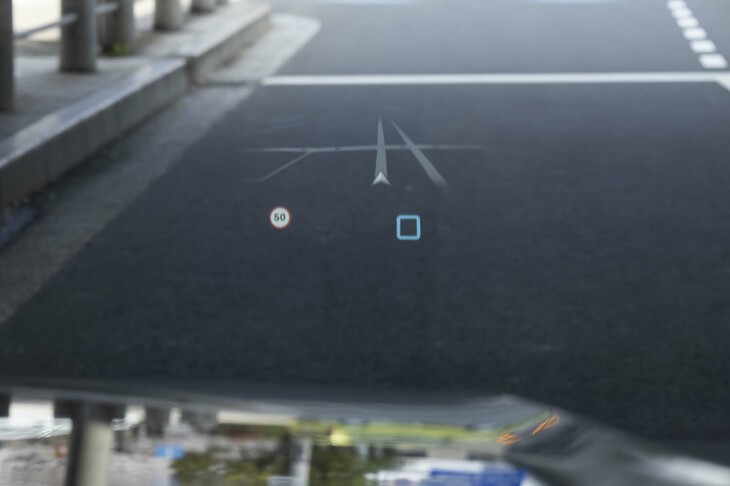 こちらがヘッドアップディスプレイで、うっすらと見える白い線がマップデータ。トリップ計や平均燃費などはメーターではなくこちらでしか確認できない。