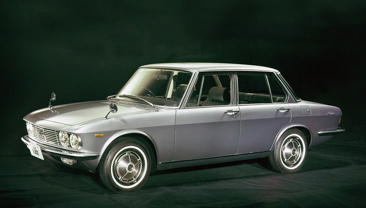 1966年にマツダのフラッグシップとして登場した「ルーチェ1500デラックス」。全長×全幅×全高＝4370×1630×1410mmという当時としてはワイド＆ローのプロポーションを持っていた。