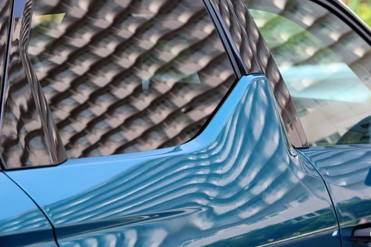 Bピラーにハッチバック車の「DS 3」と同じシャークフィン形状を採用することで、ブランドとしての連続性を表現。その部分も含めて、ウェザーストリップが外から見えない構造となっている。