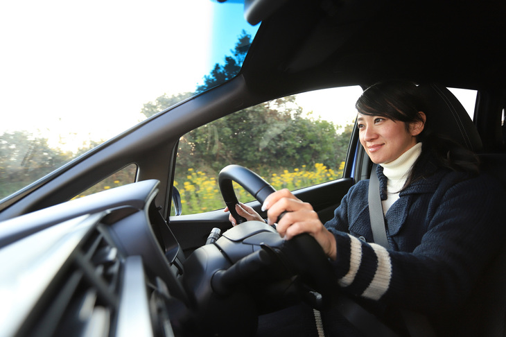 房総フラワーラインにて、「フィット」のステアリングを握るモータージャーナリストの藤島知子さん。