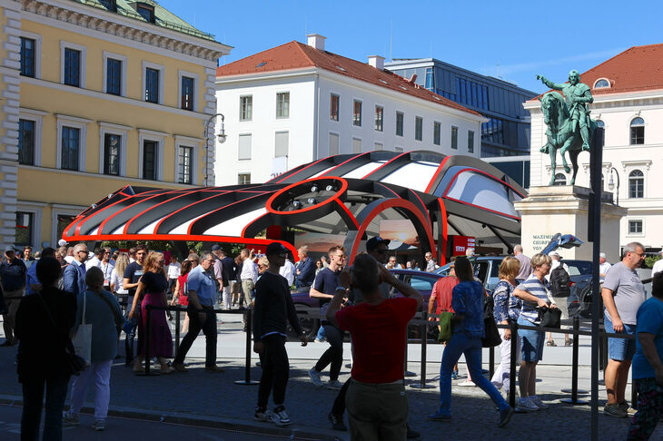 ポルシェとアウディは、ヴィッテルスバッハ広場に大胆なパビリオンを設けた。