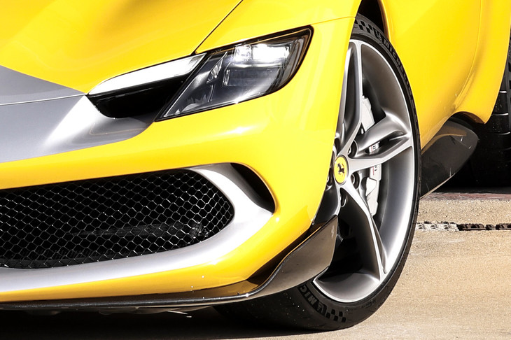 「アセットフィオラーノパッケージ」はより本格的にサーキット走行を楽しむオーナー向けのオプションで、車両重量を12kg軽減する軽量化パーツや、専用の空力パーツ、レースでの技術をフィードバックしたという「マルチマティックダンパー」などが装備される。