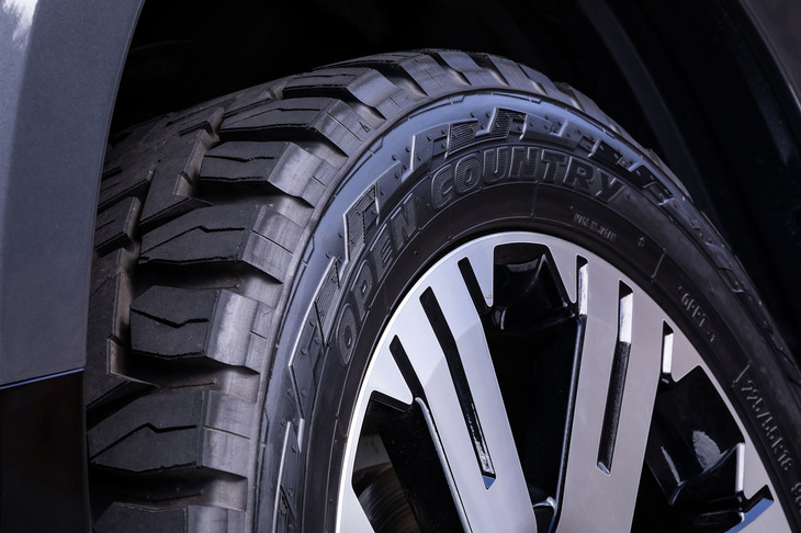 今回の試乗車「デリカD：5 P」には225/55R18サイズの「トーヨータイヤ・オープンカントリーR/T」を装着した。サイドウオールのデザインは左右で異なっており、ホイールに組み込む際に選択できる。写真では「スタイリッシュ」と呼ばれる面（もう一方は「シンプル」）を外側にしている。