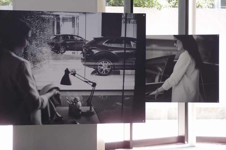 発表会場には、「CX-30」のあるライフスタイルをイメージさせる、さまざまなパネルが展示された。