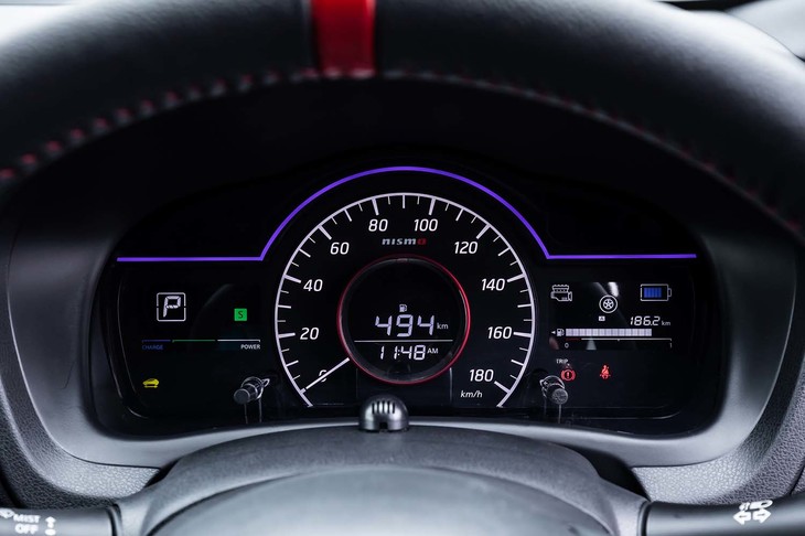 「e-POWER NISMO」専用となるファインビジョンメーターを採用。従来「km/h」の文字があった位置に入れられた「nismo」のロゴと、赤い加飾のメーターリングが、ノーマルモデルとの差異点となる。